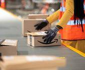 Amazon-Mitarbeiter am Paketband