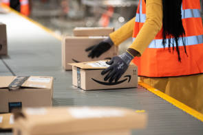 Amazon-Mitarbeiter am Paketband 