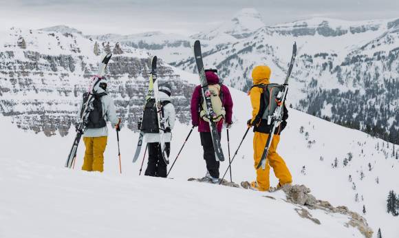 Wintersportler am Berg 