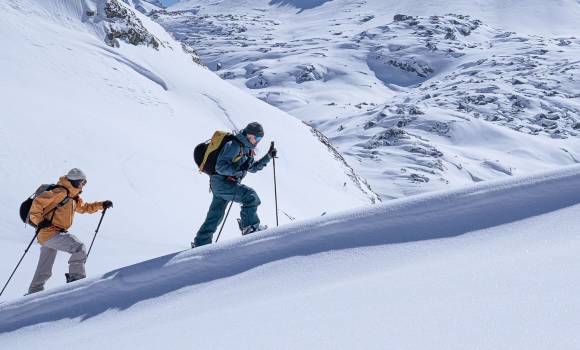 Wintersportler bei einer Skitour 