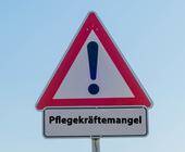 Warnschild mit der Aufschrift Pflegekräftemangel