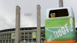 Abfalleimer vor dem Olympia-Stadion in Berlin 