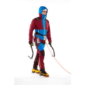 Wintersportler in blau-roter Ausrüstung