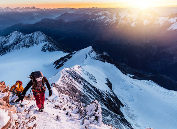 Wintersportler beim Aufstieg 