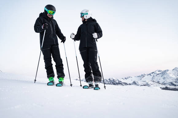 Zwei Skifahrer auf dem Berg 