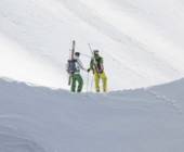 zwei Menschen im verschneiten Gebirge