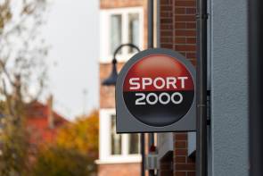 Sport-2000-Logo als Geschäftsschild 