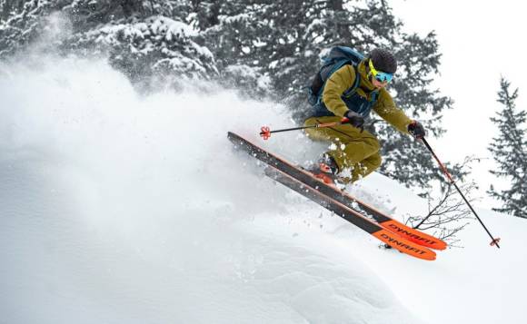 Skifahrer am Hang 