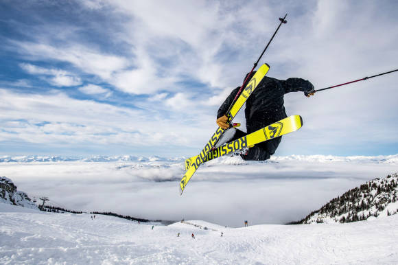 Skifahrer beim Sprung 