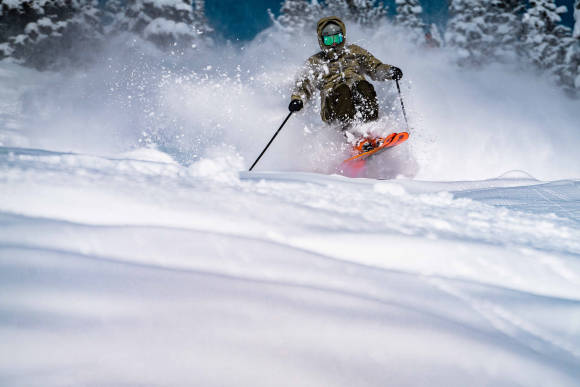 Skifahrer im Tiefschnee 