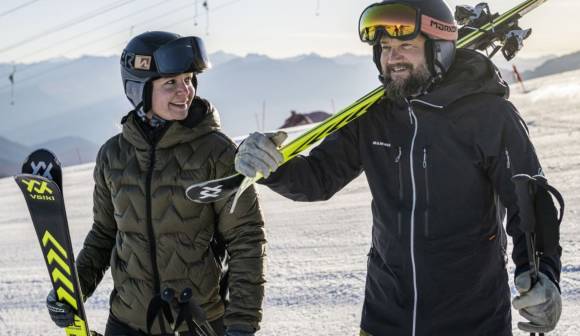 Skifahrer mit abgeschnallten Ski 