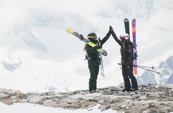 Skifahrer in den Bergen_Ski_Blaze