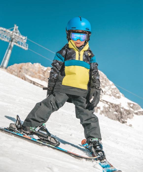 Skifahrer_mit_Skischuhe_für_Kids