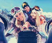 Gruppe von Wintersportlern machen ein Selfie