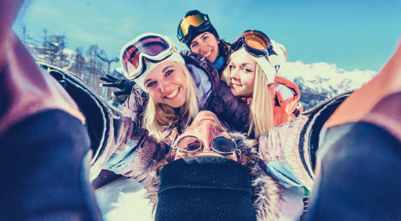 Gruppe von Wintersportlern machen ein Selfie 