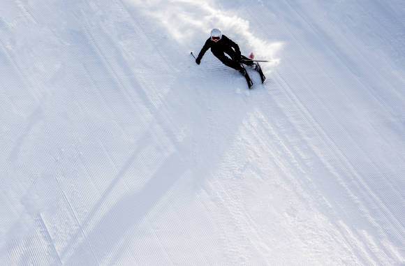 Skifahrer am Hang 