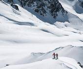 Skifahrer im verschneiten Gebirge