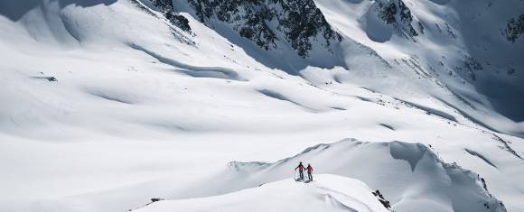 Skifahrer im verschneiten Gebirge 