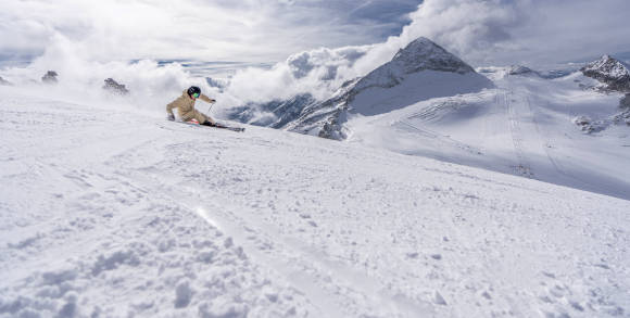 Skifahrer am Hang 