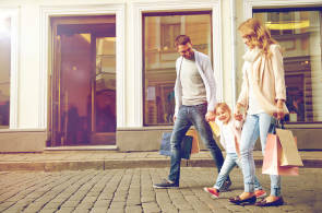 glückliche Familie beim Einkaufen 