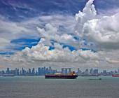 Containerschiffe vor Skyline in Singapur