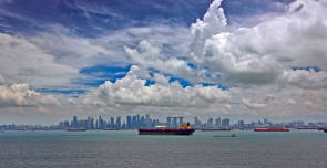 Containerschiffe vor Skyline in Singapur 