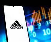 Smartphone Display mit Adidas-Logo