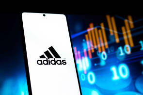 Smartphone Display mit Adidas-Logo 