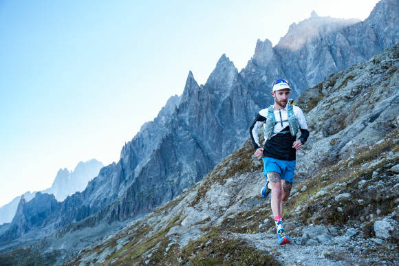 Jogger in Berglandschaft 