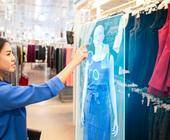 Frau nutzt Hologram Display am Point of Sale