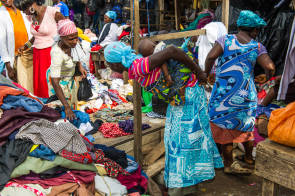 Frauen auf einem Markt in Ghana 