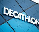 Decathlon Schriftzug auf Außenfassade