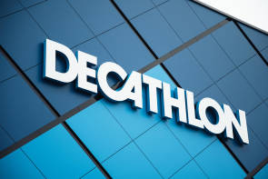 Decathlon Schriftzug auf Außenfassade 