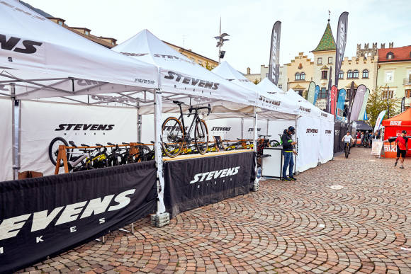 Mehrere Zelte auf einem Marktplatz