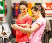 zwei Frauen schauen im Shop Sportschuhe an