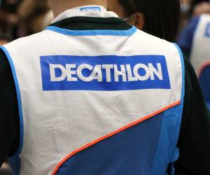 Decathlon Schriftzug auf Mitarbeiter-Bekleidung