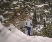 Frau beim Wandern im Schnee