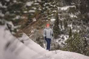 Frau beim Wandern im Schnee 