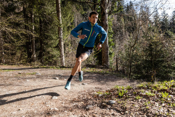 Trailrunner im Wald 