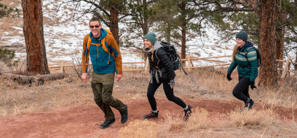 Menschen wandern mit Minimalschuhen 