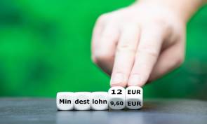 Symbole für Anhebung des Mindestlohns auf 12 Euro 