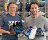 Xero-Shoes-Gründer Steven Sashen und John Wadley mit Schuhen