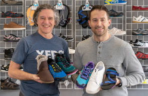 Xero-Shoes-Gründer Steven Sashen und John Wadley mit Schuhen 