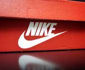 roter Schuhkarton mit Nike-Logo