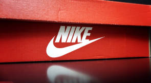 roter Schuhkarton mit Nike-Logo 
