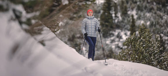 Frau in Winterlandschaft 