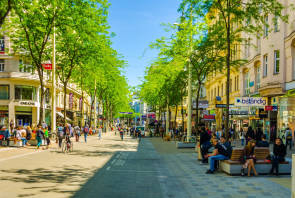 Menschen shoppen auf der Mariahilfer Straße in Wien 