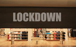Ladenrollladen mit der Beschriftung Lockdown 