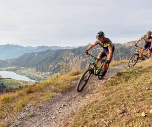 Zwei Mountainbiker in Berglandschaft
