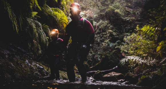 Wanderer mit Stirnleuchten 